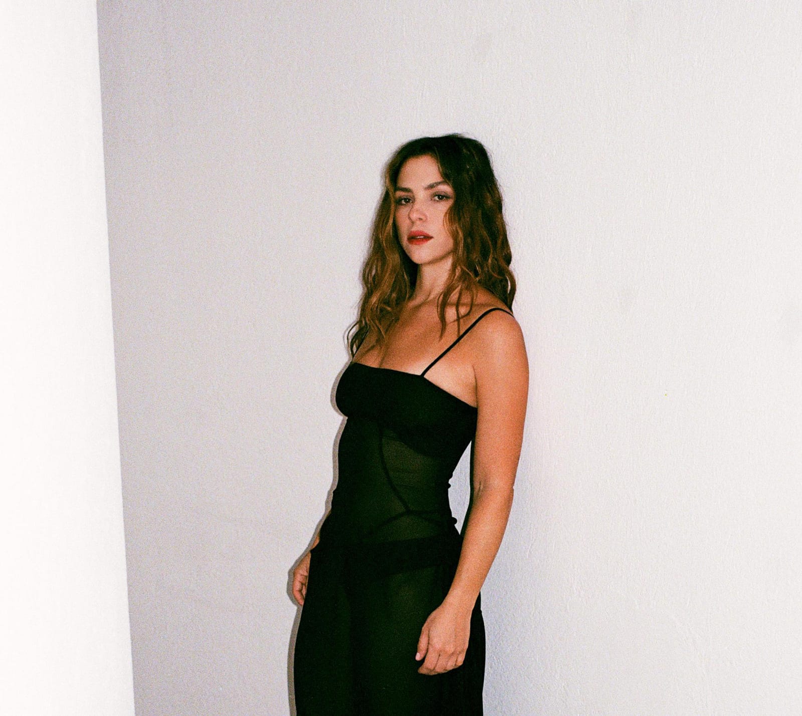 PAULINA DÁVILA: UNA ‘SANTITA’ SARCÁSTICA E IMPERFECTA