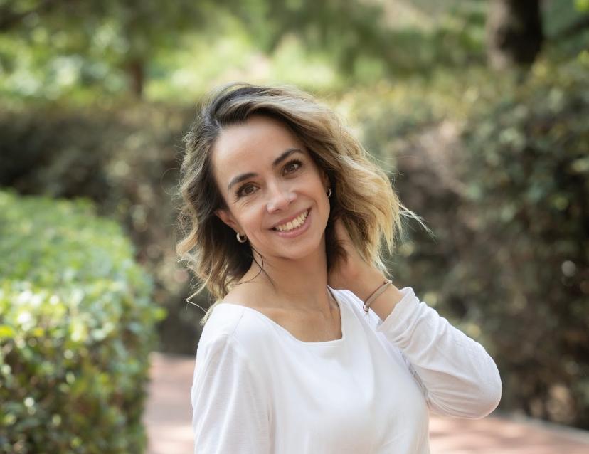 PRESENCIA ES EL NUEVO LUJO: MATERNIDAD CONSCIENTE EN LA ERA DE LA HIPERPRODUCTIVIDAD