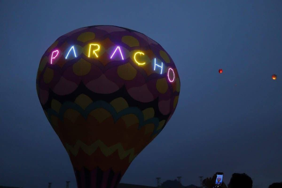 PARACHO, FIESTA Y COLOR EN EL CIELO