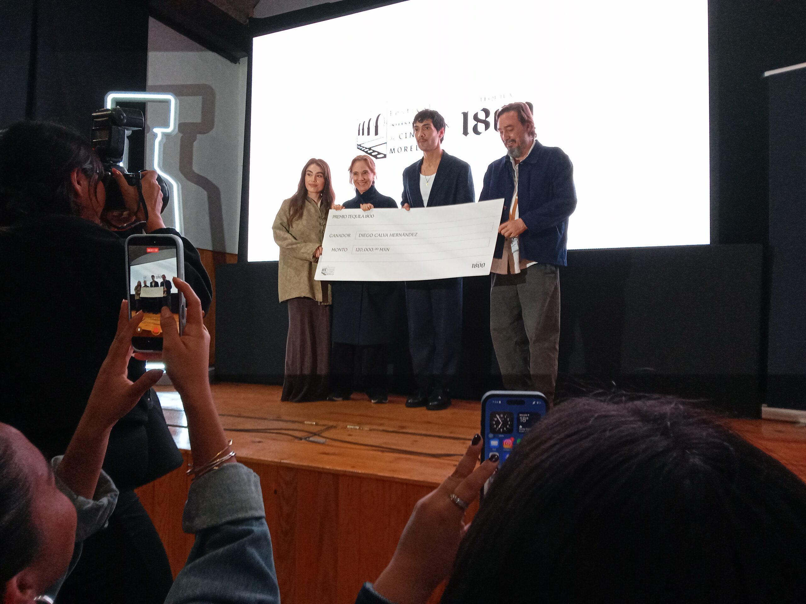 DIEGO CALVA RECIBE PREMIO CUERVO POR TRAYECTORIA EN EL FICM